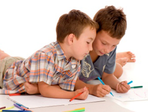 Дети рисуют на бумаге